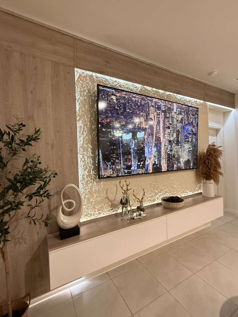 Pared Multimedia en Roble Iluminada